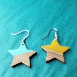 2/10$ NWOT Yellow and teal resin and wood star shaped earrings